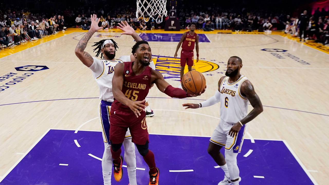 Die LA Lakers kamen gegen die Cleveland Cavaliers oft einen Schritt zu spät. Hier ist Donovan Mitchell vor Anthony Davis und LeBron zur Stelle.