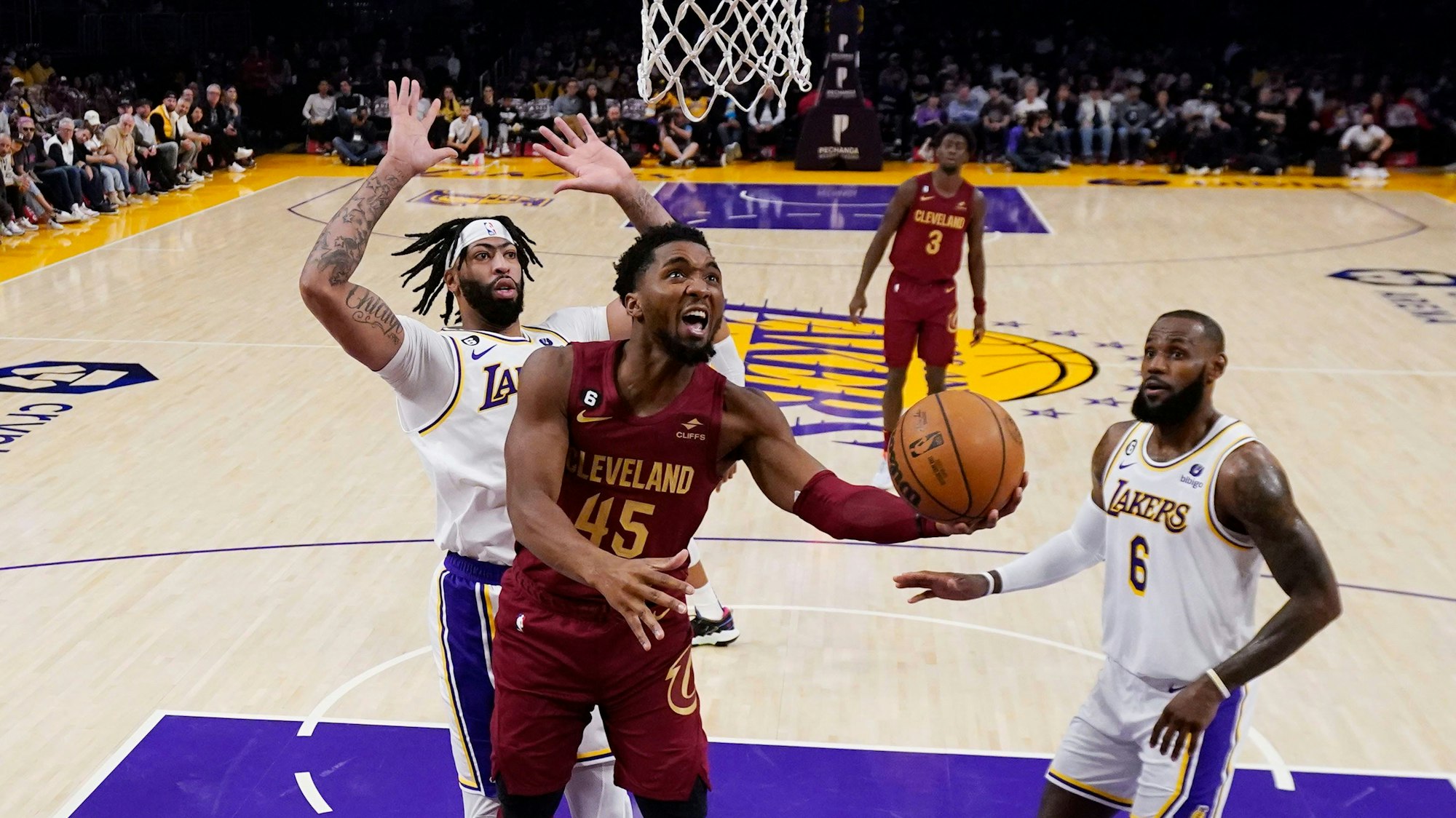 Die LA Lakers kamen gegen die Cleveland Cavaliers oft einen Schritt zu spät. Hier ist Donovan Mitchell vor Anthony Davis und LeBron zur Stelle.