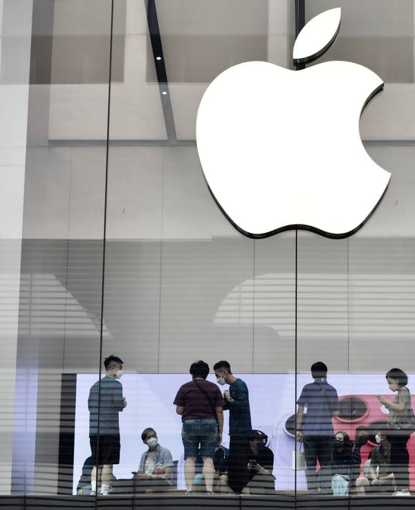 Kunden stehen im zweiten Stock des Apple Stores in Hongkong Schlange, um das iPhone 14 Pro zu kaufen.