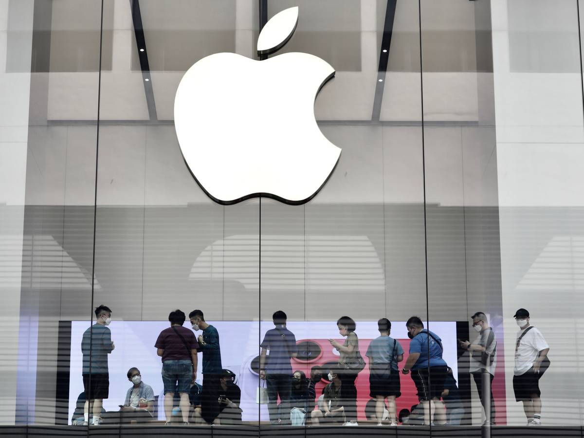 Kunden stehen im zweiten Stock des Apple Stores in Hongkong Schlange, um das iPhone 14 Pro zu kaufen.