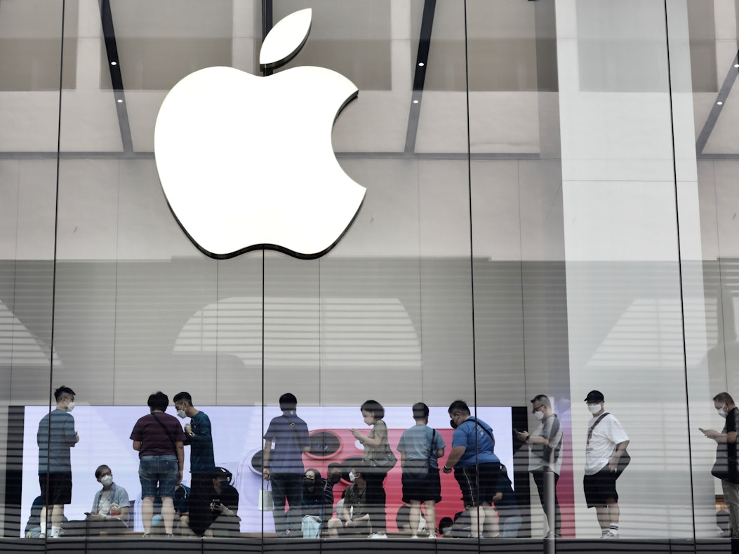 Kunden stehen im zweiten Stock des Apple Stores in Hongkong Schlange, um das iPhone 14 Pro zu kaufen.