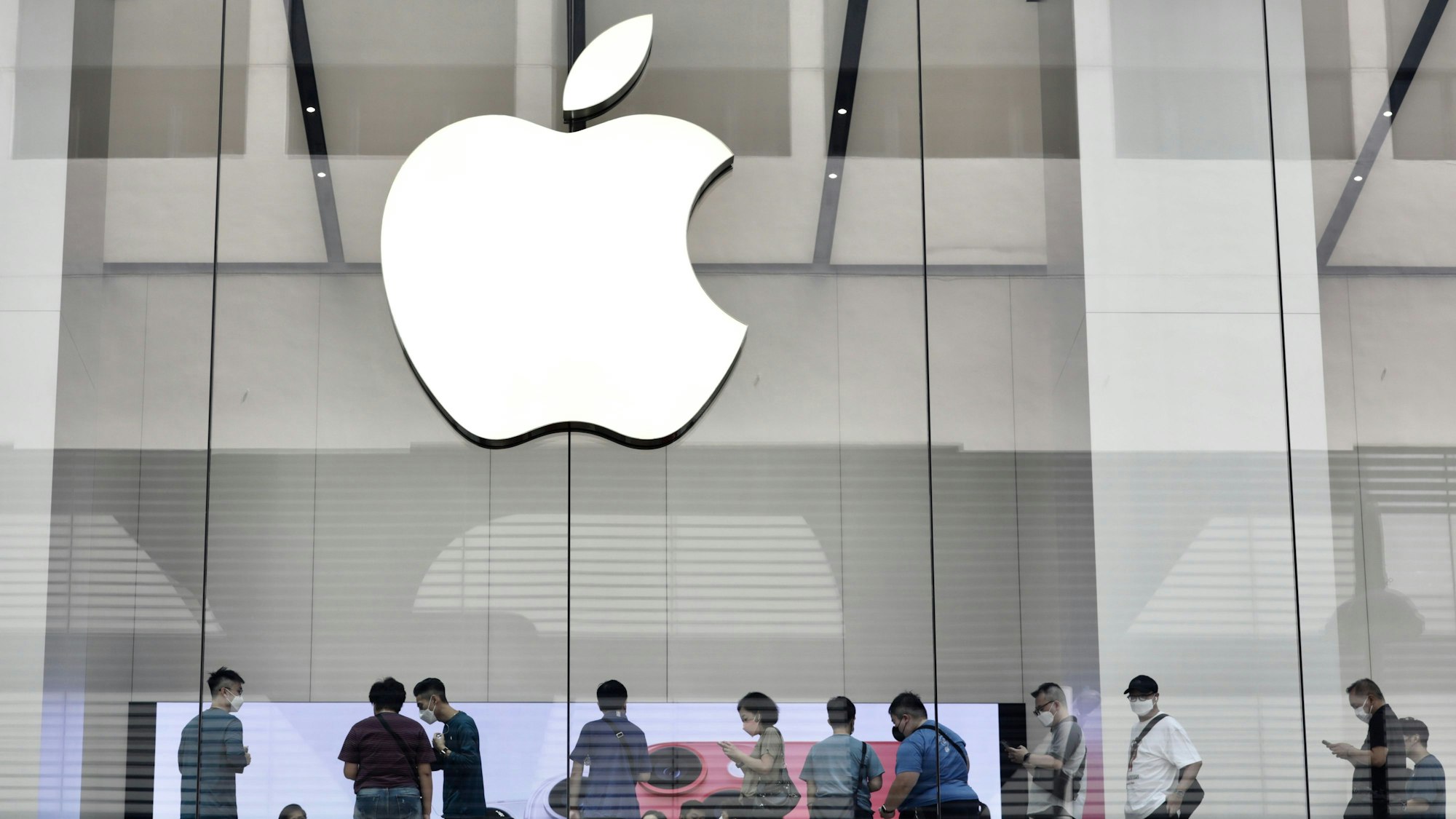 Kunden stehen im zweiten Stock des Apple Stores in Hongkong Schlange, um das iPhone 14 Pro zu kaufen.