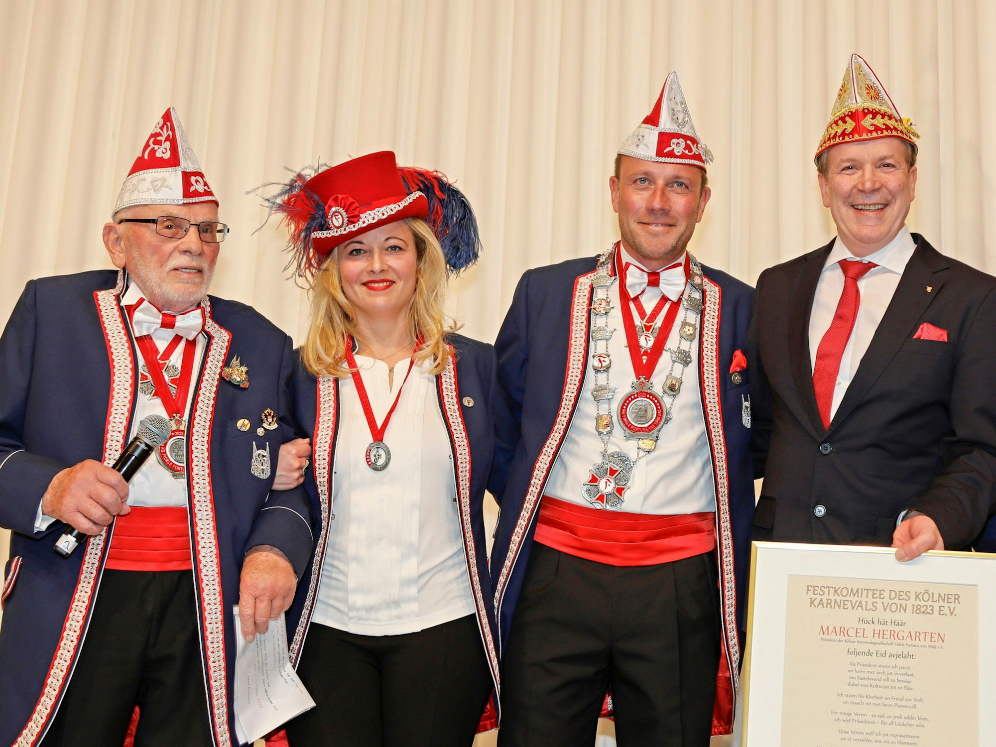 Marcel Hergarten steht mit Christoph Kuckelkorn auf der Bühne.