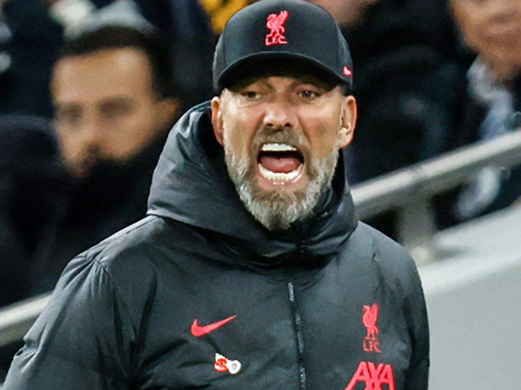 Jürgen Klopp, Trainer des FC Liverpool, gibt während des Spiels Anweisungen.