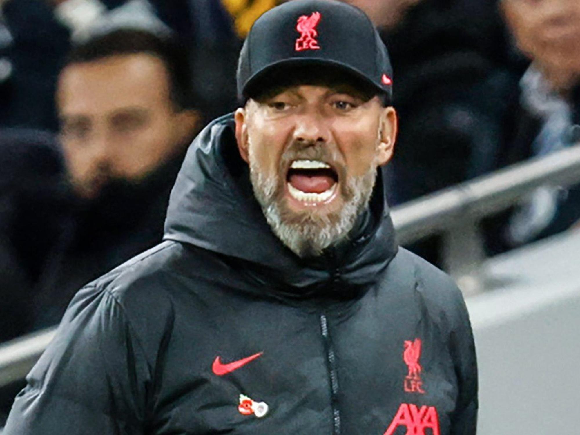 Jürgen Klopp, Trainer des FC Liverpool, gibt während des Spiels Anweisungen.