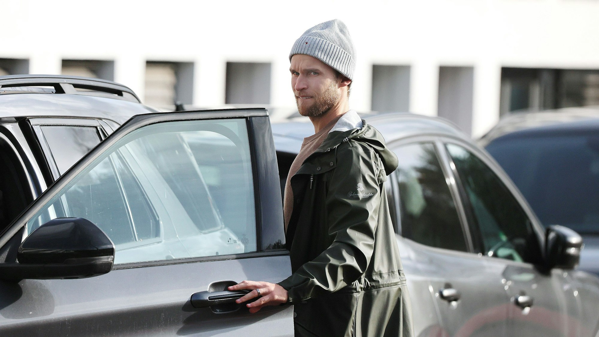 Sebastian Andersson steigt am Geißbockheim in sein Auto.