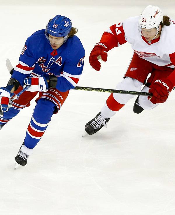 Moritz Seider (r.) beschränkte sich auch beim NHL-Sieg seiner Detroit Red Wings bei den New York Rangers nicht nur aufs Verteidigen. Hier ist er im Duell mit Artemi Panarin.