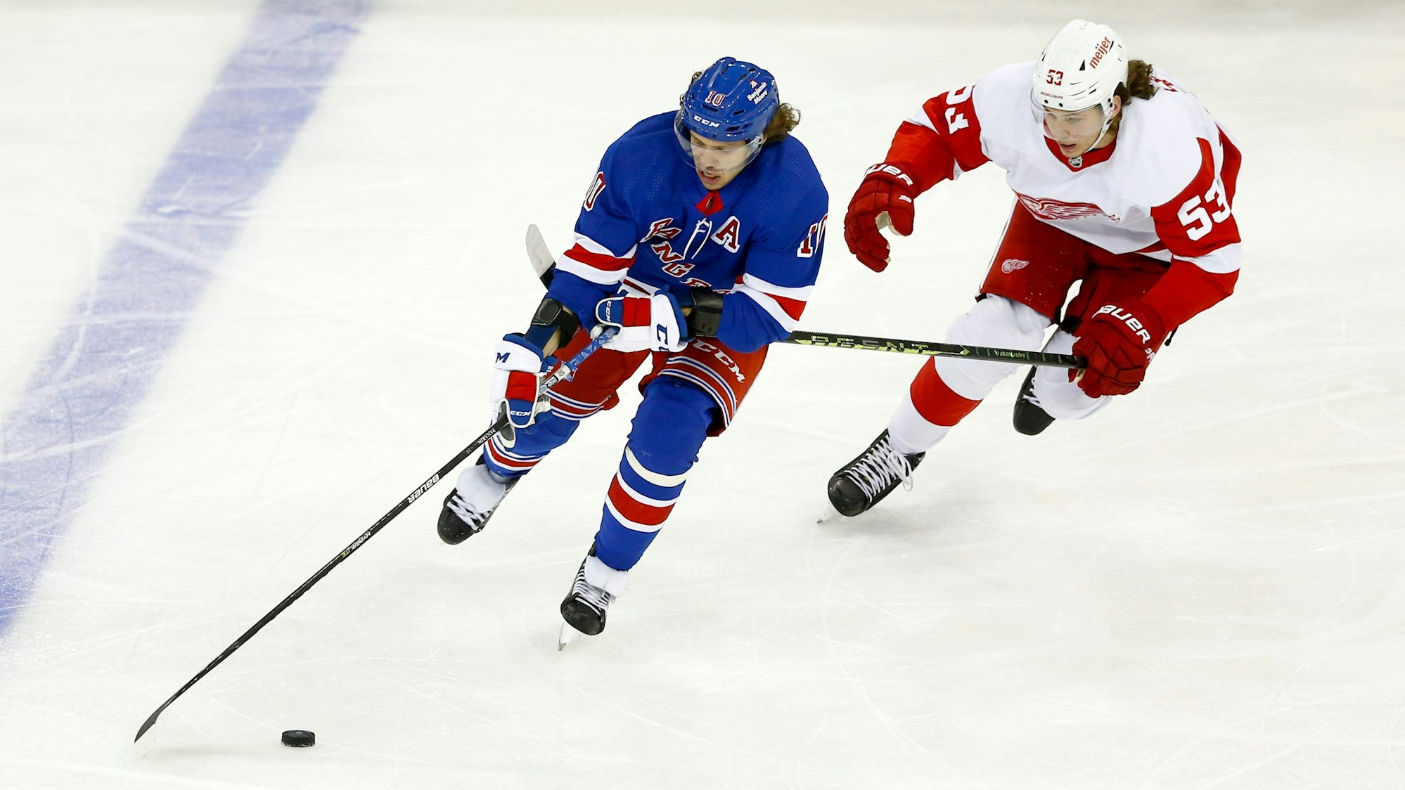 Moritz Seider (r.) beschränkte sich auch beim NHL-Sieg seiner Detroit Red Wings bei den New York Rangers nicht nur aufs Verteidigen. Hier ist er im Duell mit Artemi Panarin.