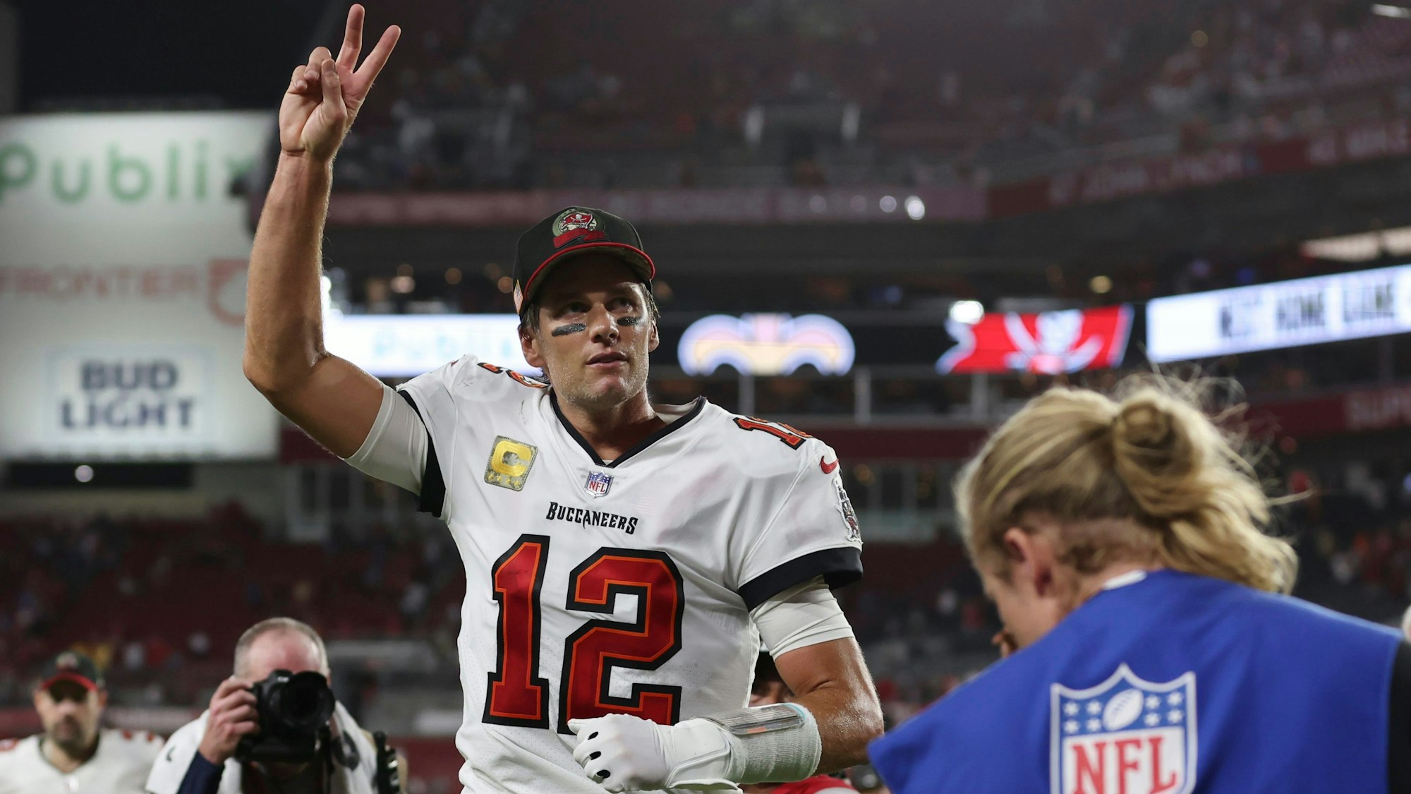 Ein erleichterter Tom Brady nach dem Ende der Niederlagen-Serie der Tampa Bay Buccaneers in der NFL.