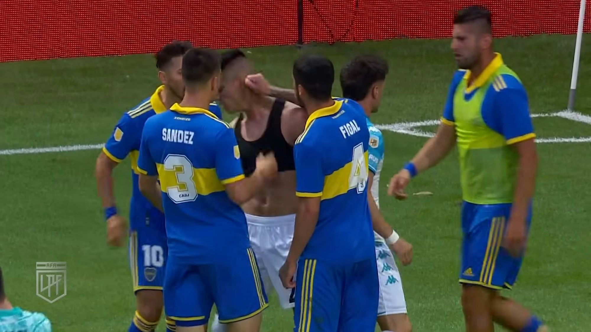 Wilde Szenen im argentinischen Supercup zwischen Boca Juniors und Racing Avellaneda. Hier wird Siegtorschütze Carlos Alcaraz (M.) angegangen.