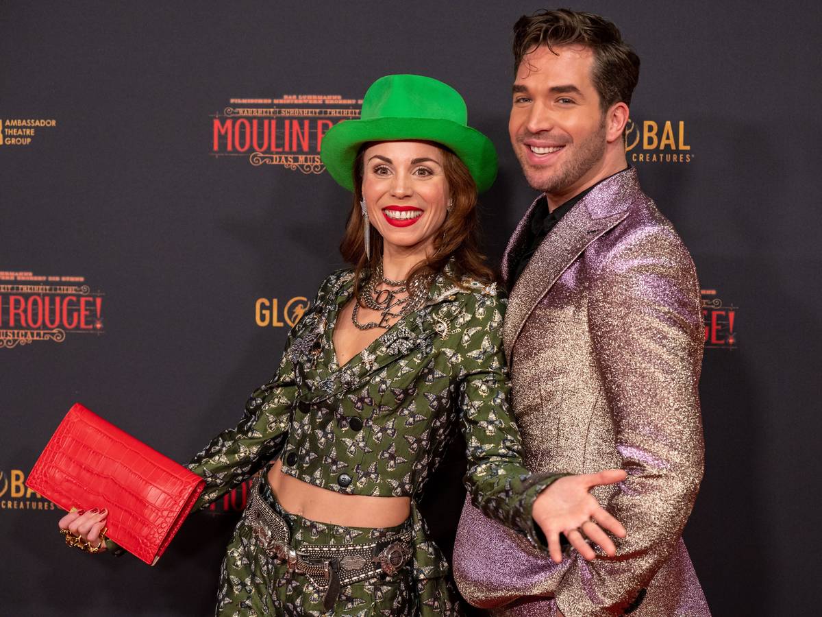 Die Hauptdarsteller Sophie Berner und Riccardo Grecco am 6. November 2022 bei der Premiere des Musicals Moulin Rouge in Köln.
