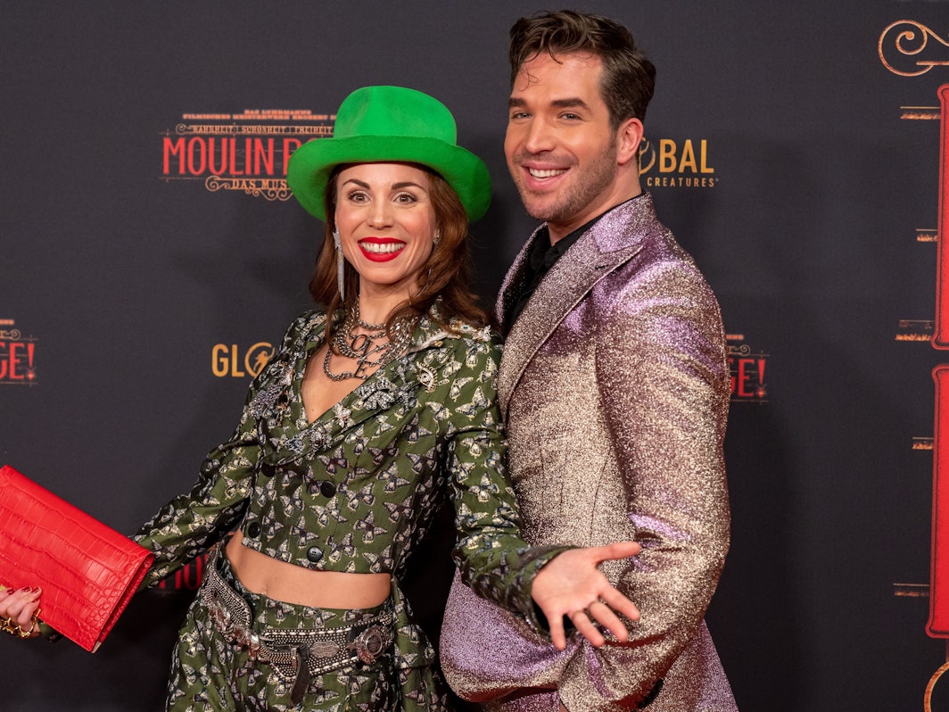 Die Hauptdarsteller Sophie Berner und Riccardo Grecco am 6. November 2022 bei der Premiere des Musicals Moulin Rouge in Köln.