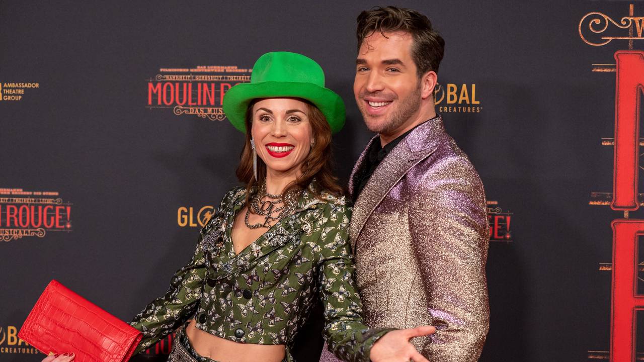 Die Hauptdarsteller Sophie Berner und Riccardo Grecco am 6. November 2022 bei der Premiere des Musicals Moulin Rouge in Köln.