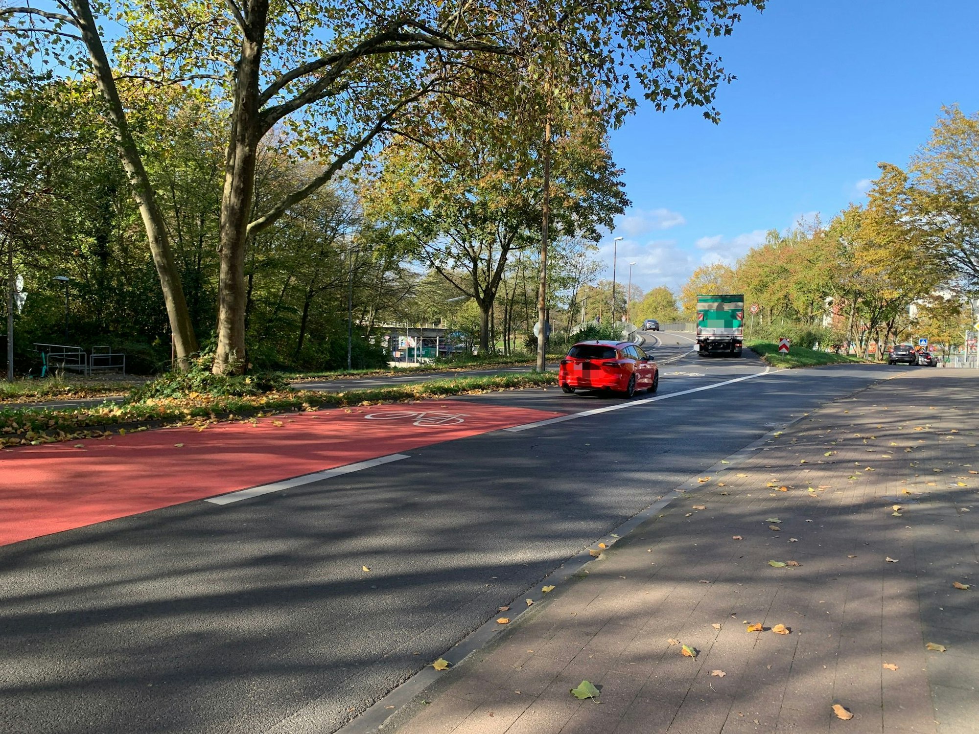 Autos fahren auf dem Radfahrstreifen in Nippes.
