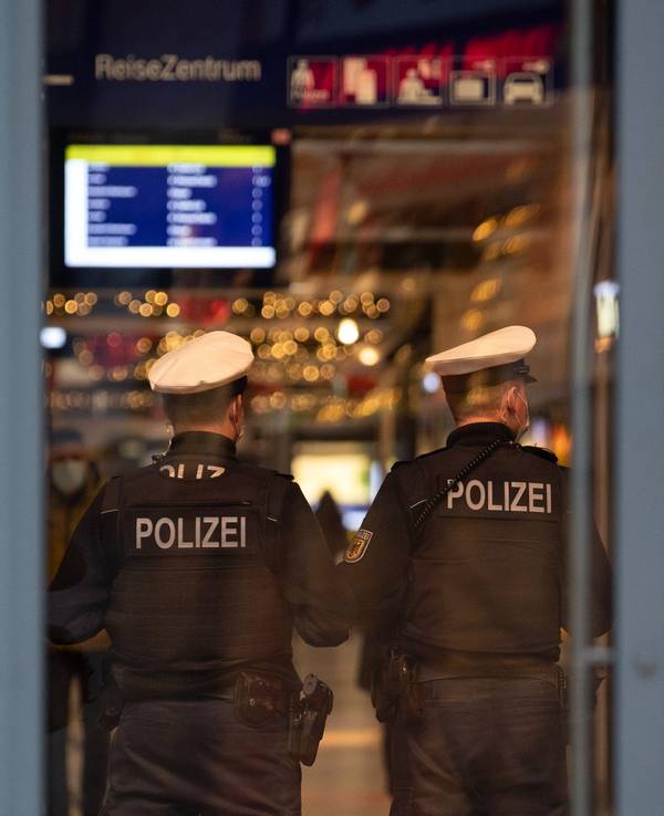 Polizisten stehen im Kölner Hauptbahnhof.