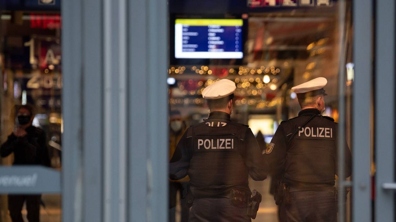 Polizisten stehen im Kölner Hauptbahnhof.