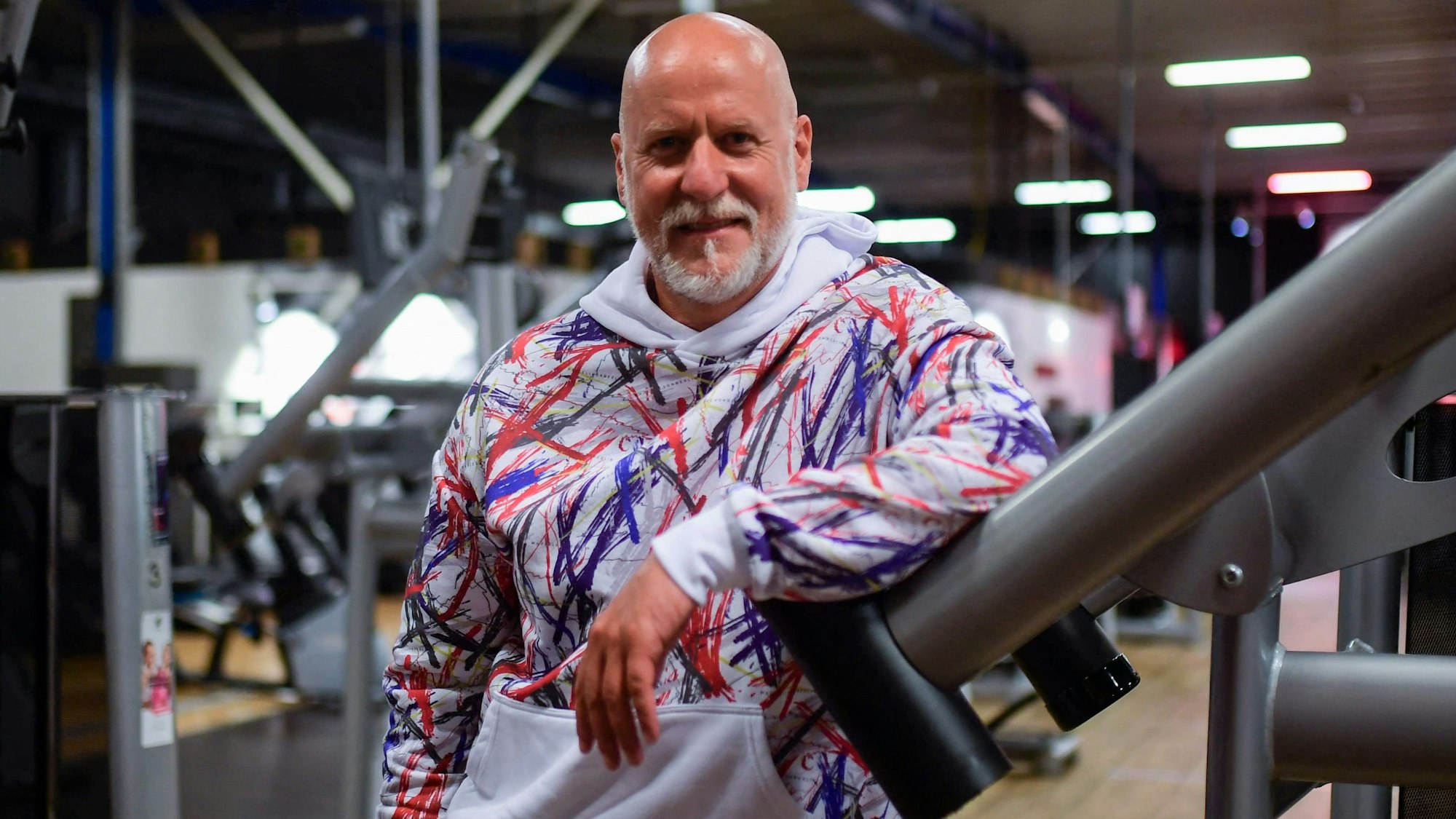 Rainer Schaller posiert auf einem Foto in einem Studio seiner Fitness-Kette McFit. Beim Absturz eines Kleinflugzeugs kam er im Oktober ums Leben.