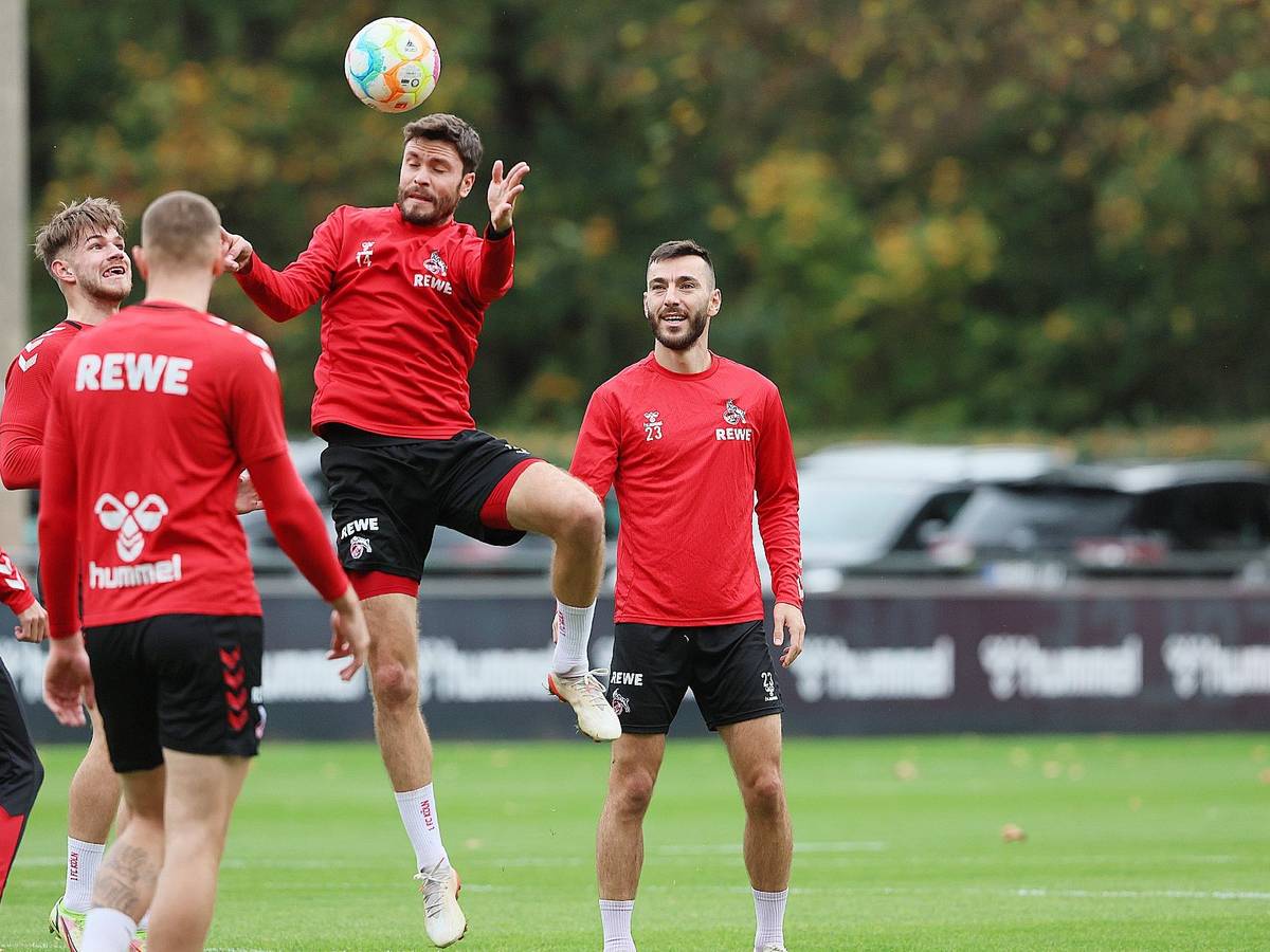 Jonas Hector steigt im Training des 1. FC Köln zum Kopfball hoch.