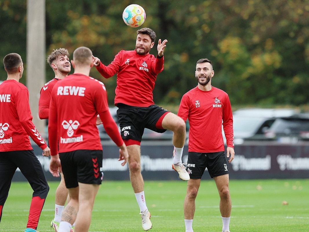 Jonas Hector steigt im Training des 1. FC Köln zum Kopfball hoch.