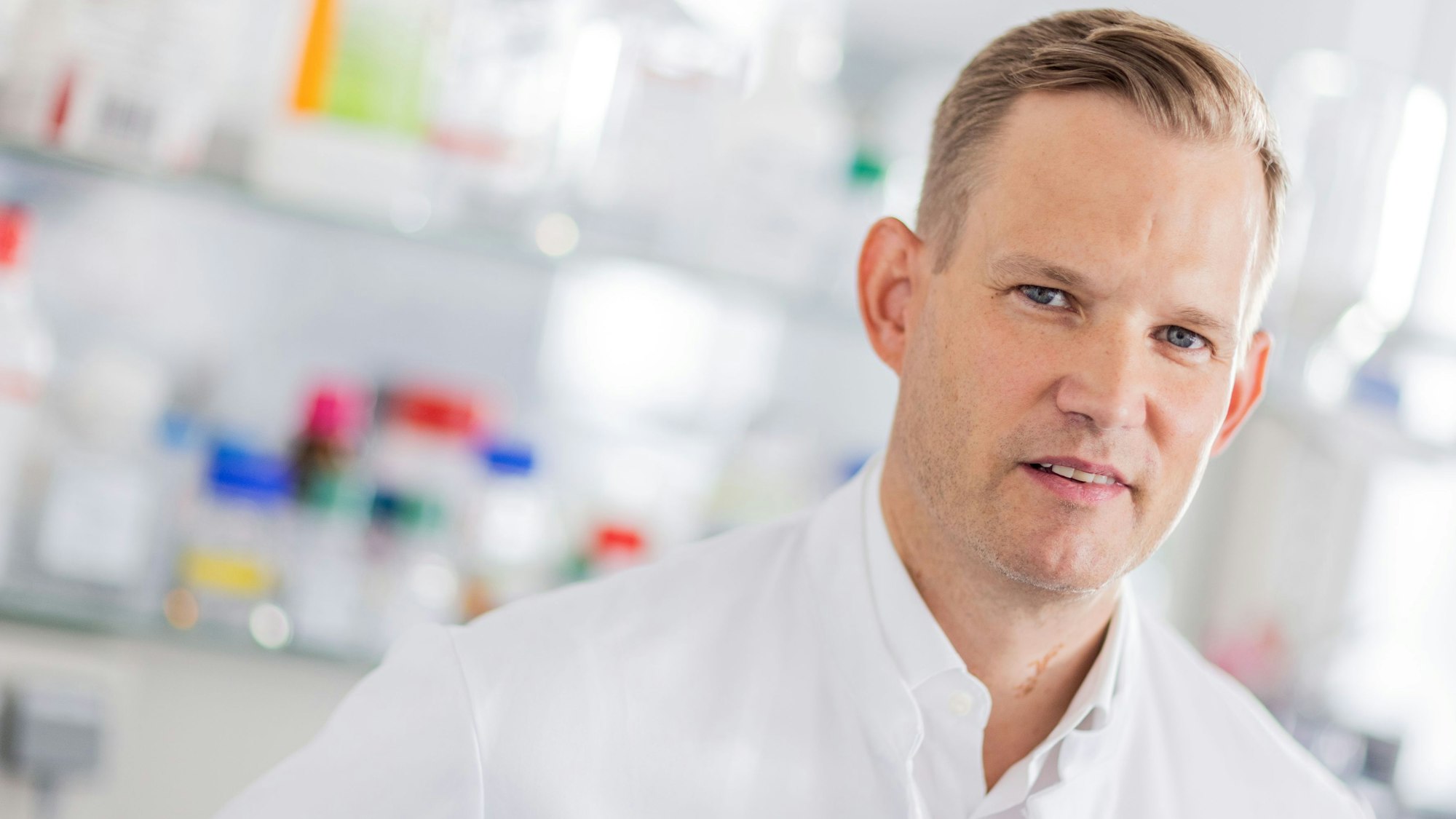 Hendrik Streeck, Direktor des Instituts für Virologie an der Uniklinik Bonn, in seinem Labor: Streeck rechnet mit einem Anstieg von Infektionen nach den WM-Spielen.