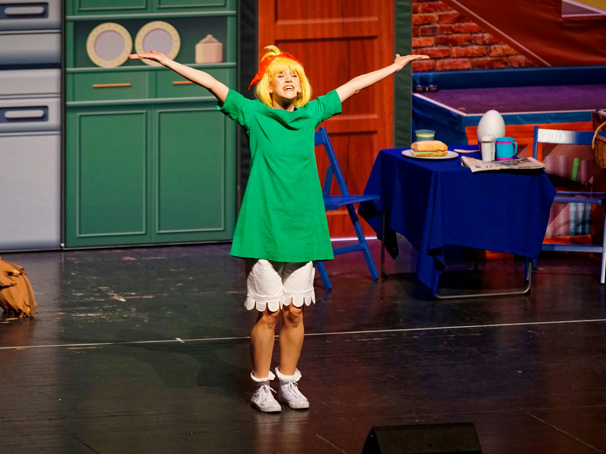 Die Darstellerin der Bibi Blocksberg während einer Szene auf der Bühne.