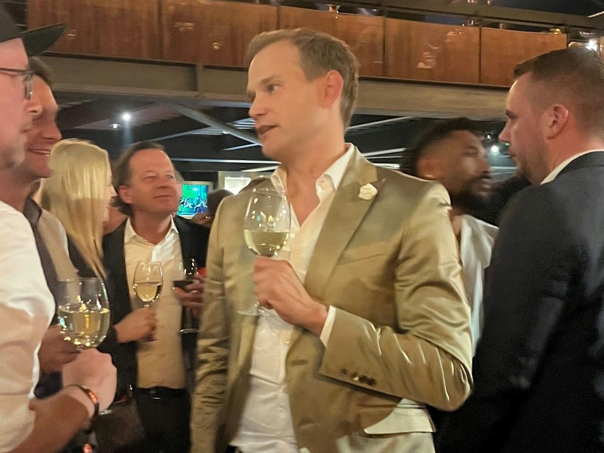 Virologe Hendrick Streeck bei Moulin Rouge in Köln.