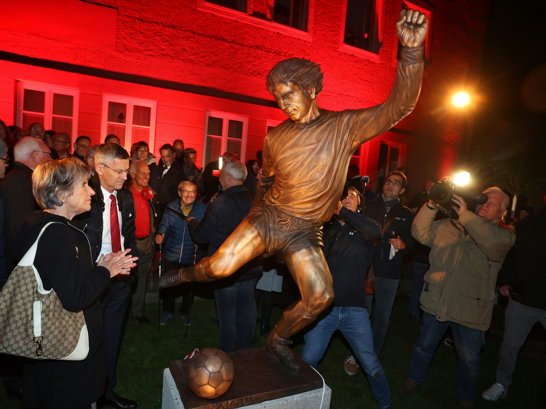 Uschi Müller, Witwe von Gerd Müller und Herbert Hainer (FC Bayern) stehen neben einer Statue des ehemaligen Torjägers, nach deren Enthüllung.