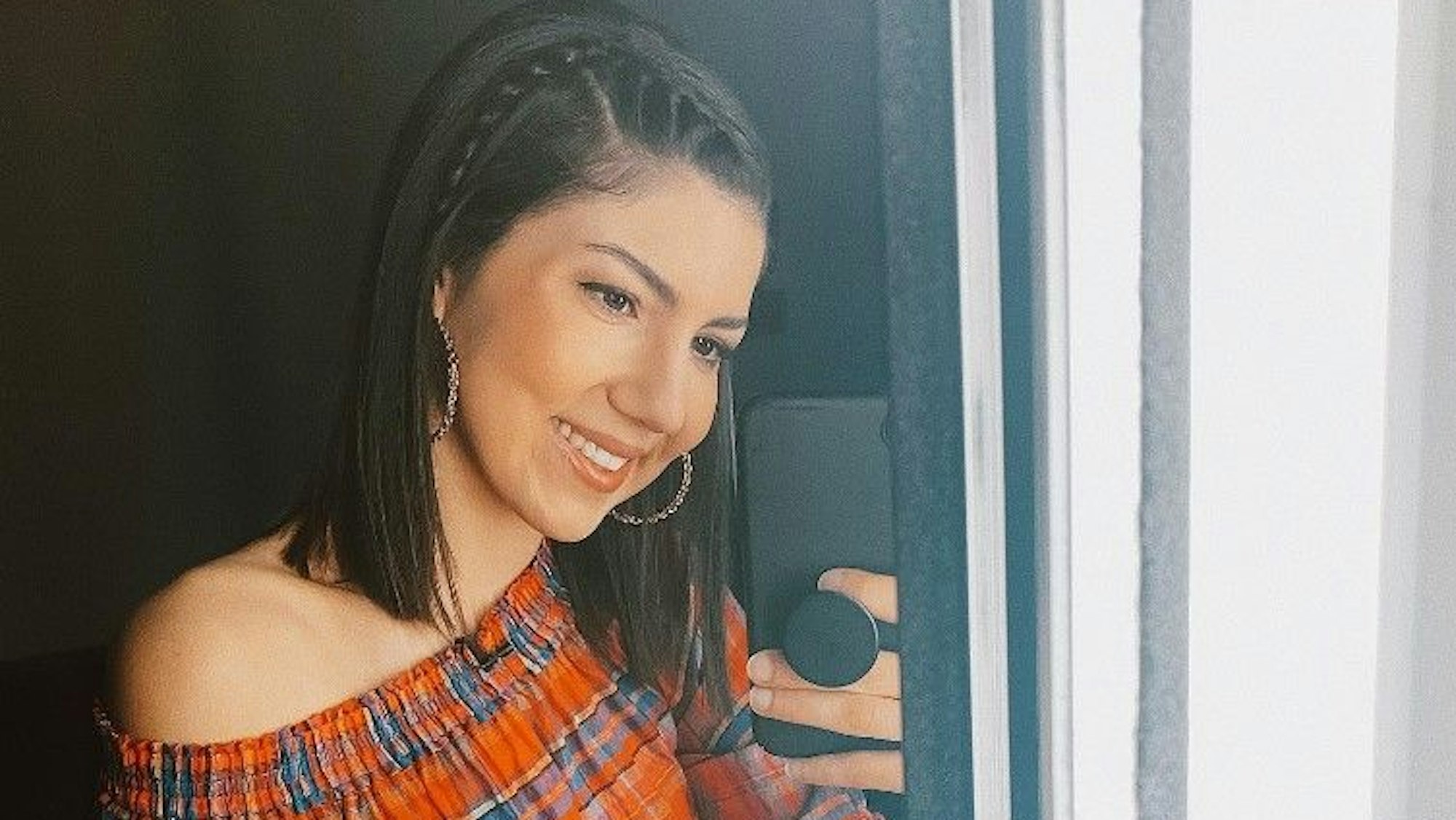 Amira Tröger posiert für ein Spiegel-Selfie.