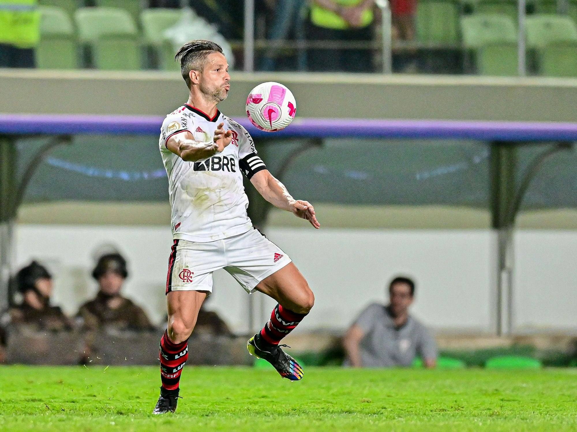 Diego kontrolliert den Ball mit der Brust.