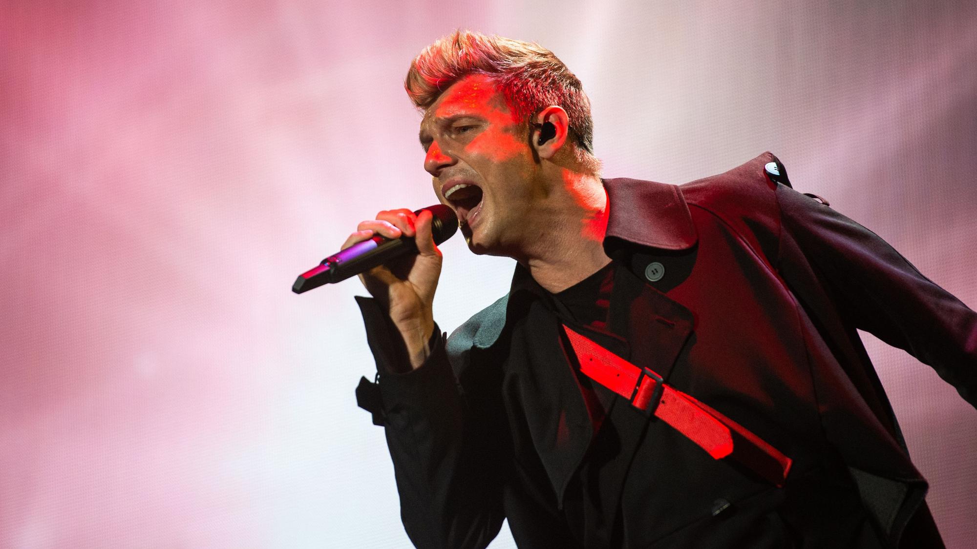 Nick Carter, Sänger der Boygroup Backstreet Boys, singt zum Auftakt der Deutschland-Tournee auf der Bühne in der TUI Arena.