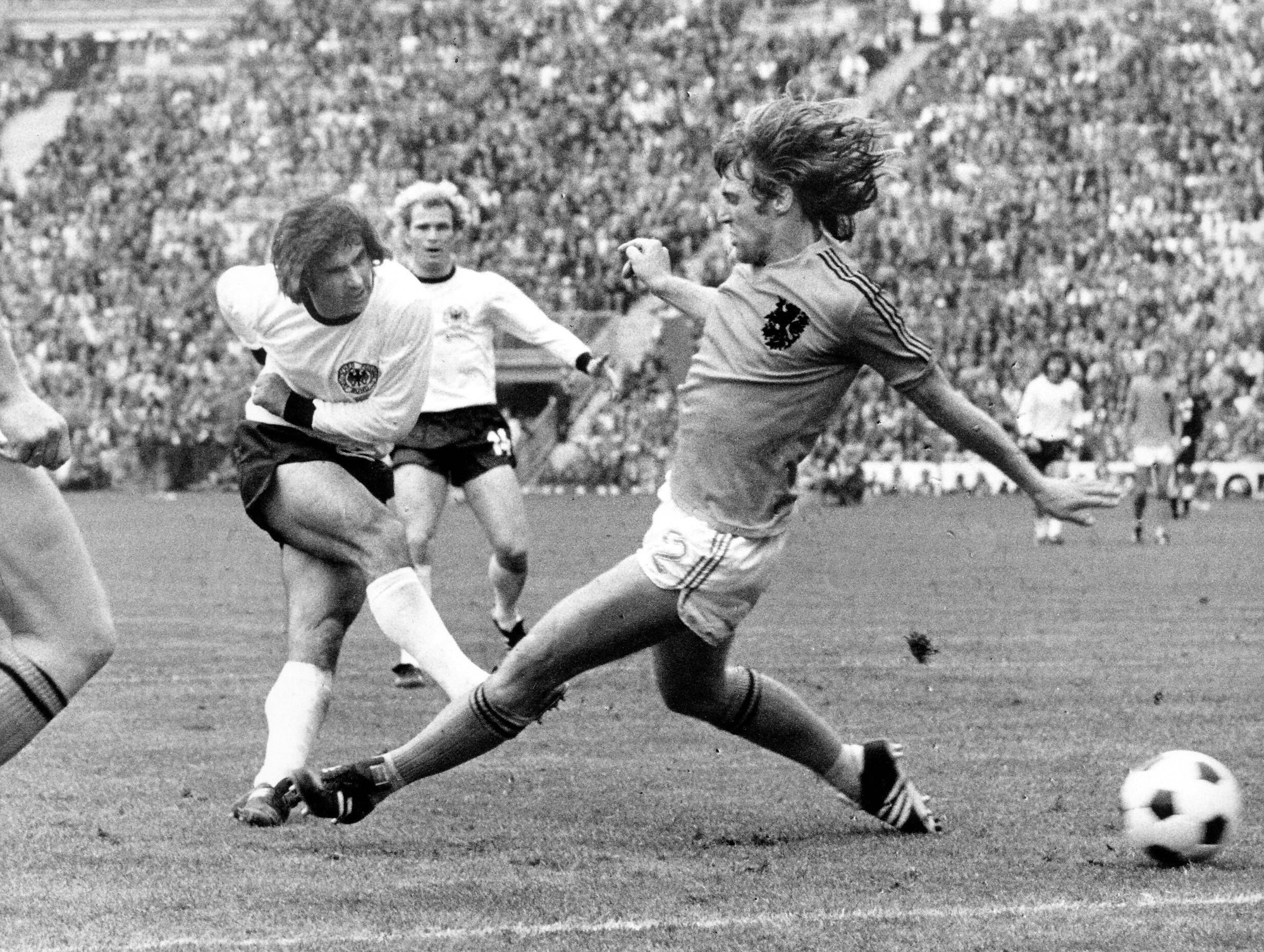 Weltmeisterschaft Finale: Gerd Müller (li., BRD) trifft vorbei an Ruud Krol (Niederlande) zum 1:0.