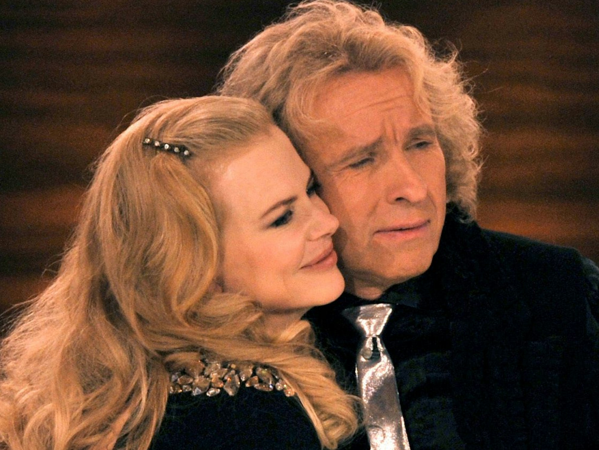 Die Schauspielerin Nicole Kidman umarmt am 13. Dezember 2008 in der ZDF-Show "Wetten, dass...?" in Stuttgart den Moderator Thomas Gottschalk.