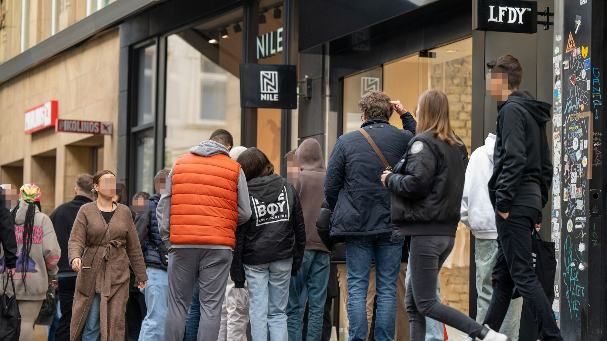 Kunden und Kundinnen stehen vor der LFDY-Filiale auf der Ehrenstraße in der Schlange.