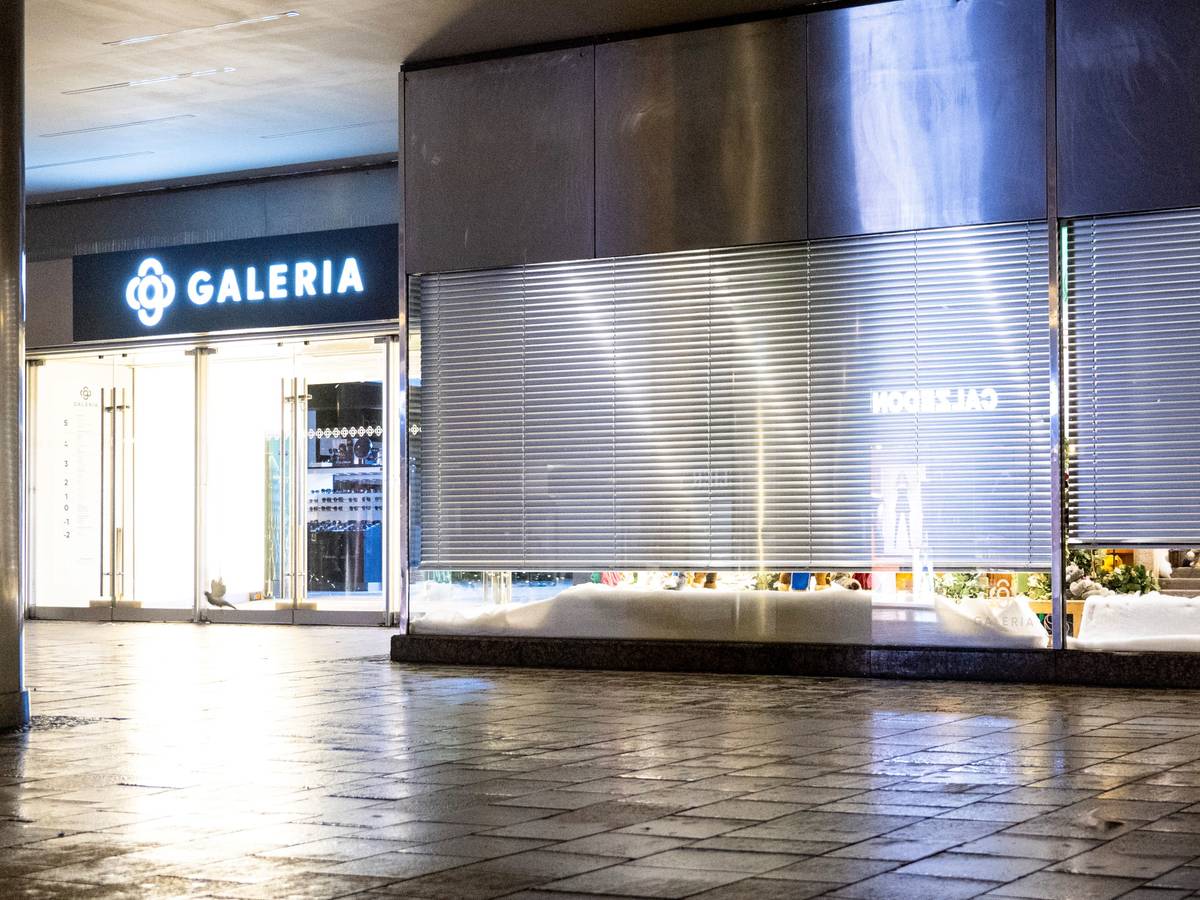 Durch Rolladen verdeckte Schaufenster einer Galeria Filiale sind am frühen Morgen vor Beginn der Öffnungszeiten in der Fußgängerzone in München zu sehen.