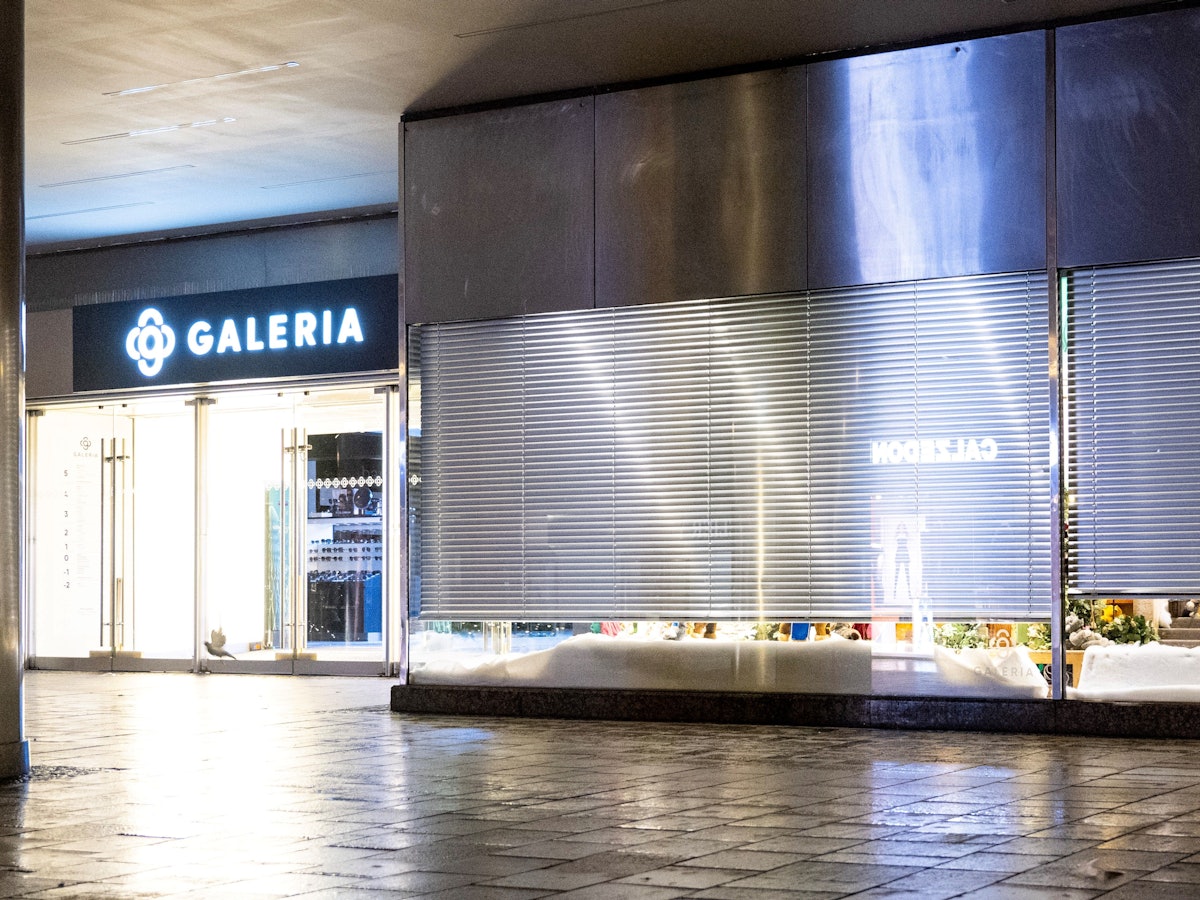 Durch Rolladen verdeckte Schaufenster einer Galeria Filiale sind am frühen Morgen vor Beginn der Öffnungszeiten in der Fußgängerzone in München zu sehen.