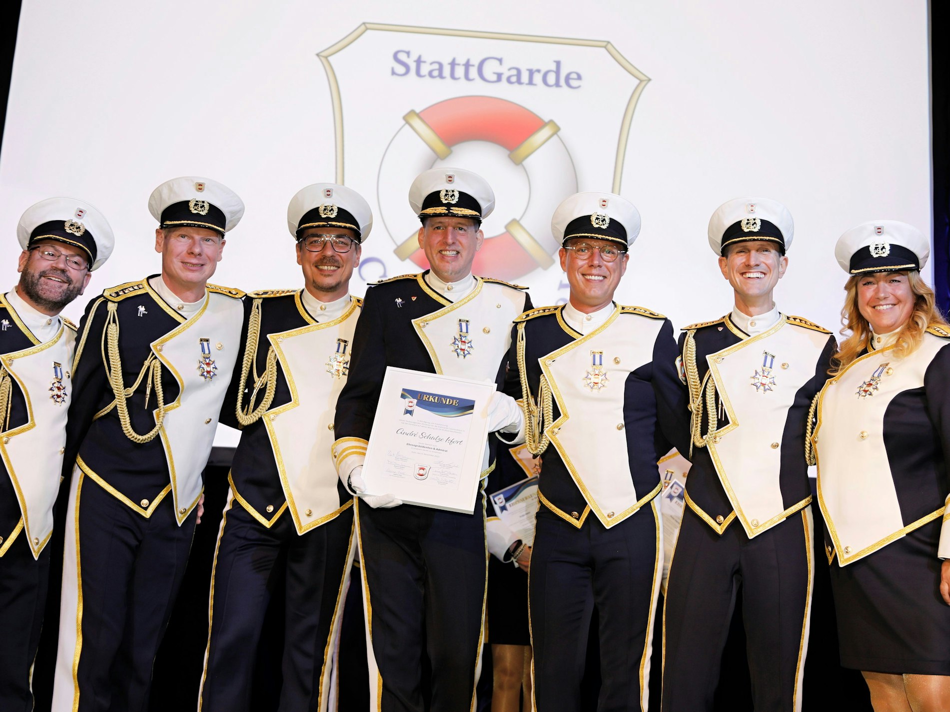 Der Vorstand der StattGarde posiert für ein Gruppenfoto.