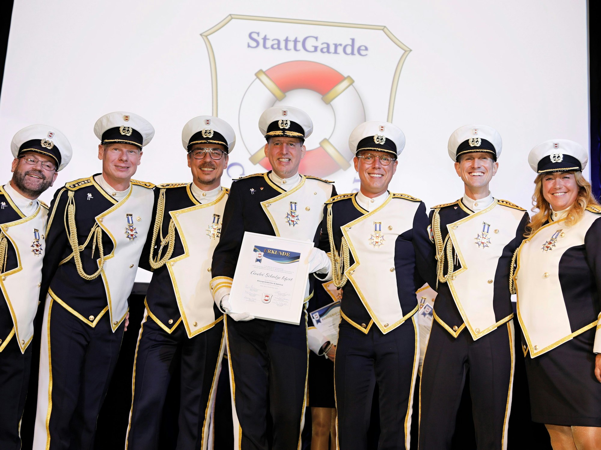 Der Vorstand der StattGarde posiert für ein Gruppenfoto.