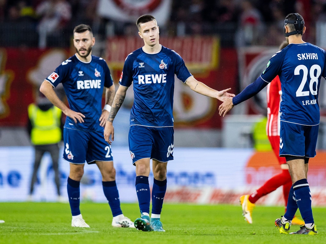 Die FC-Profis Sargis Adamyan, Denis Huseinbasic und Ellyes Skhiri auf dem Platz