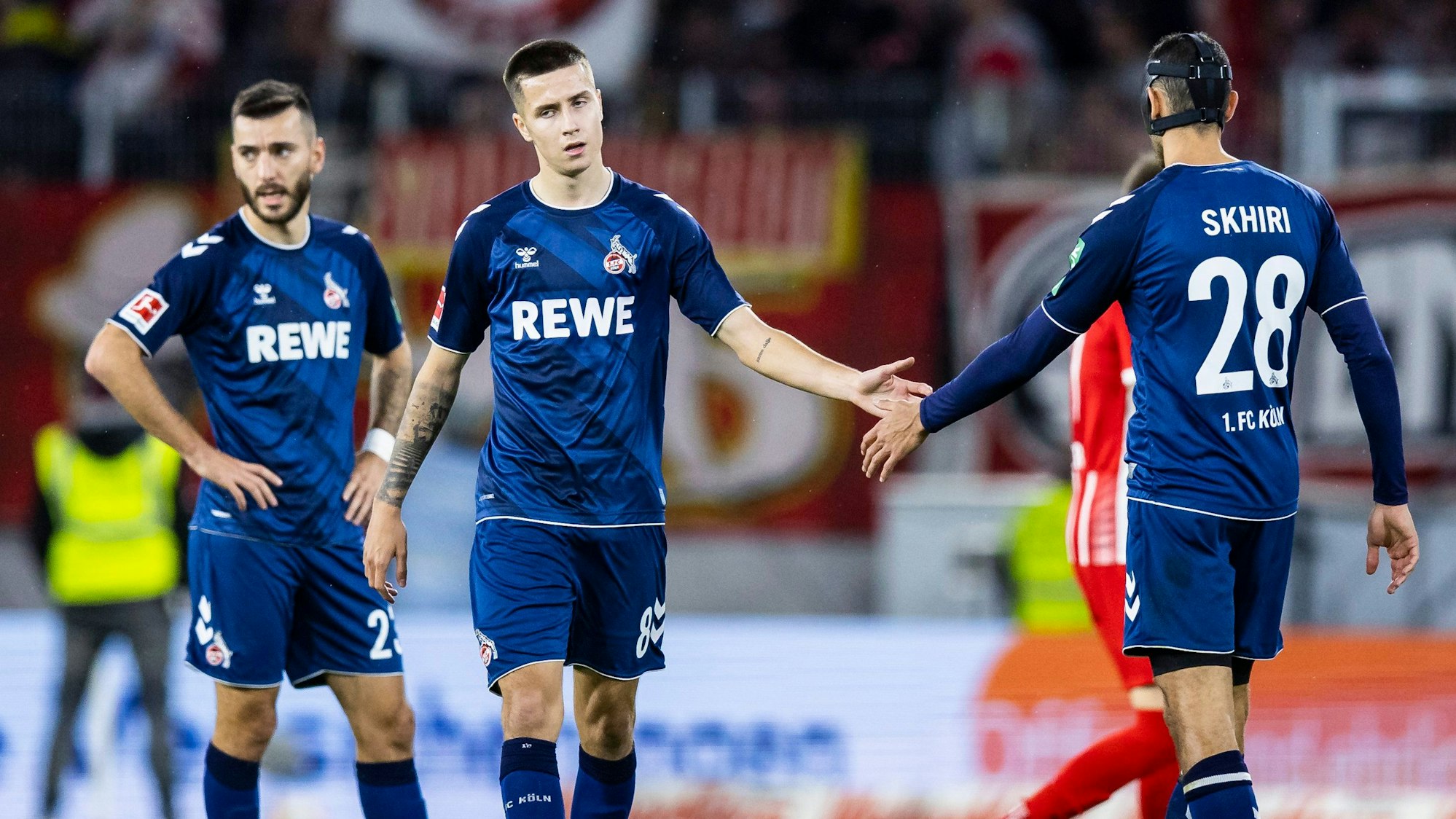 Die FC-Profis Sargis Adamyan, Denis Huseinbasic und Ellyes Skhiri auf dem Platz