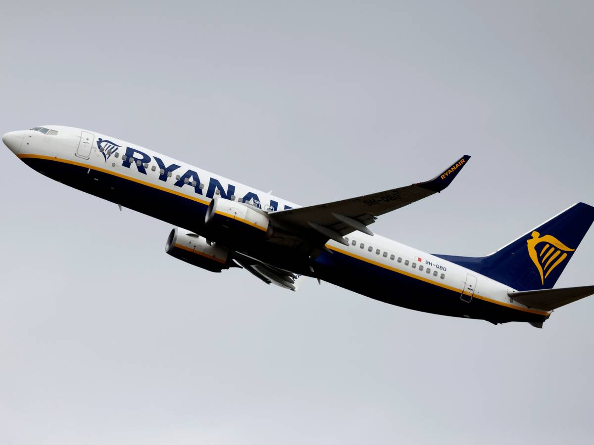 Das undatierte Symbolfoto zeigt ein nach links oben aufsteigendes Flugzeug von Ryanair vor grauem Himmel.