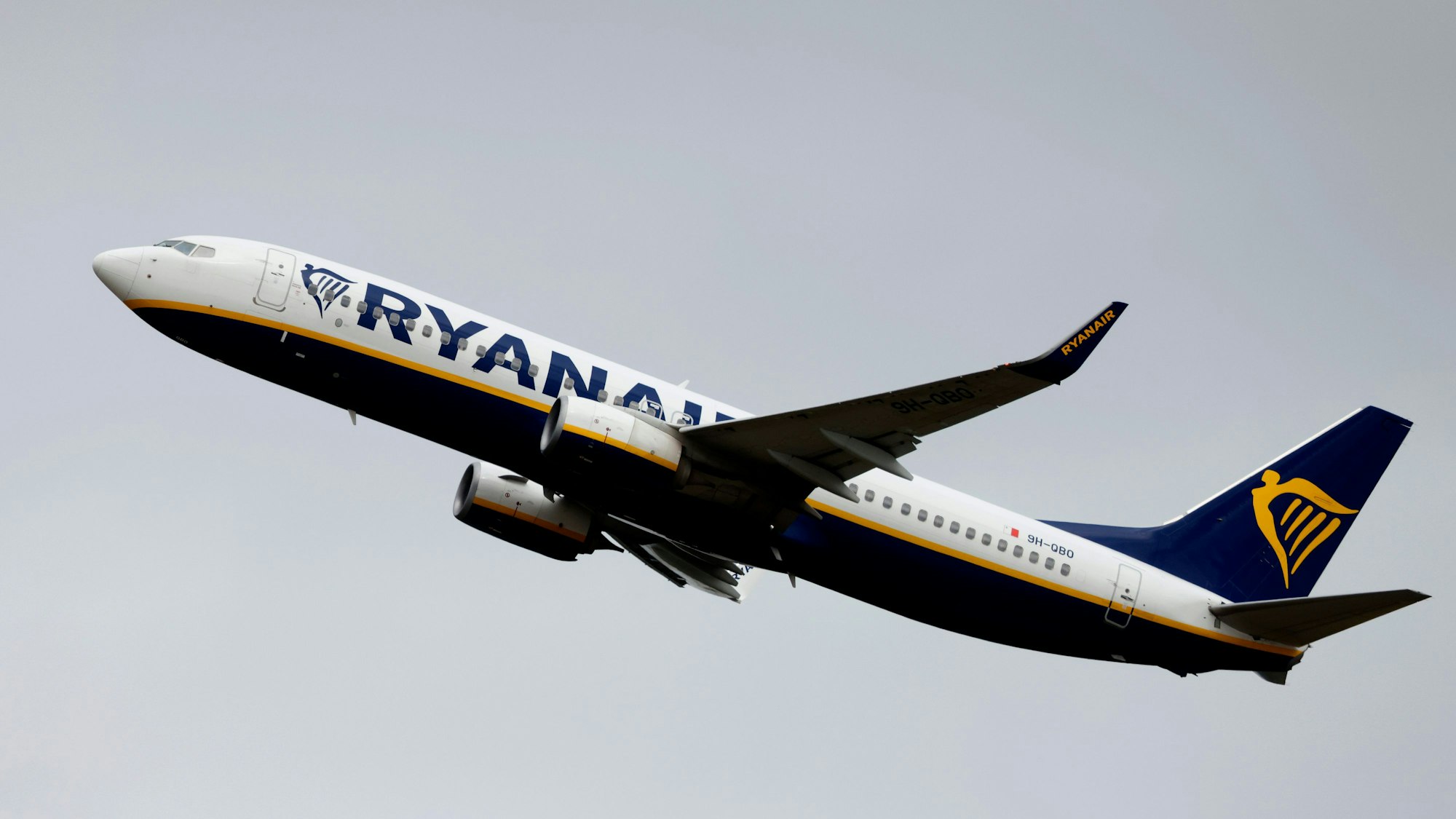 Eine Passagiermaschine der Fluggesellschaft Ryanair startet am Flughafen Köln/Bonn.