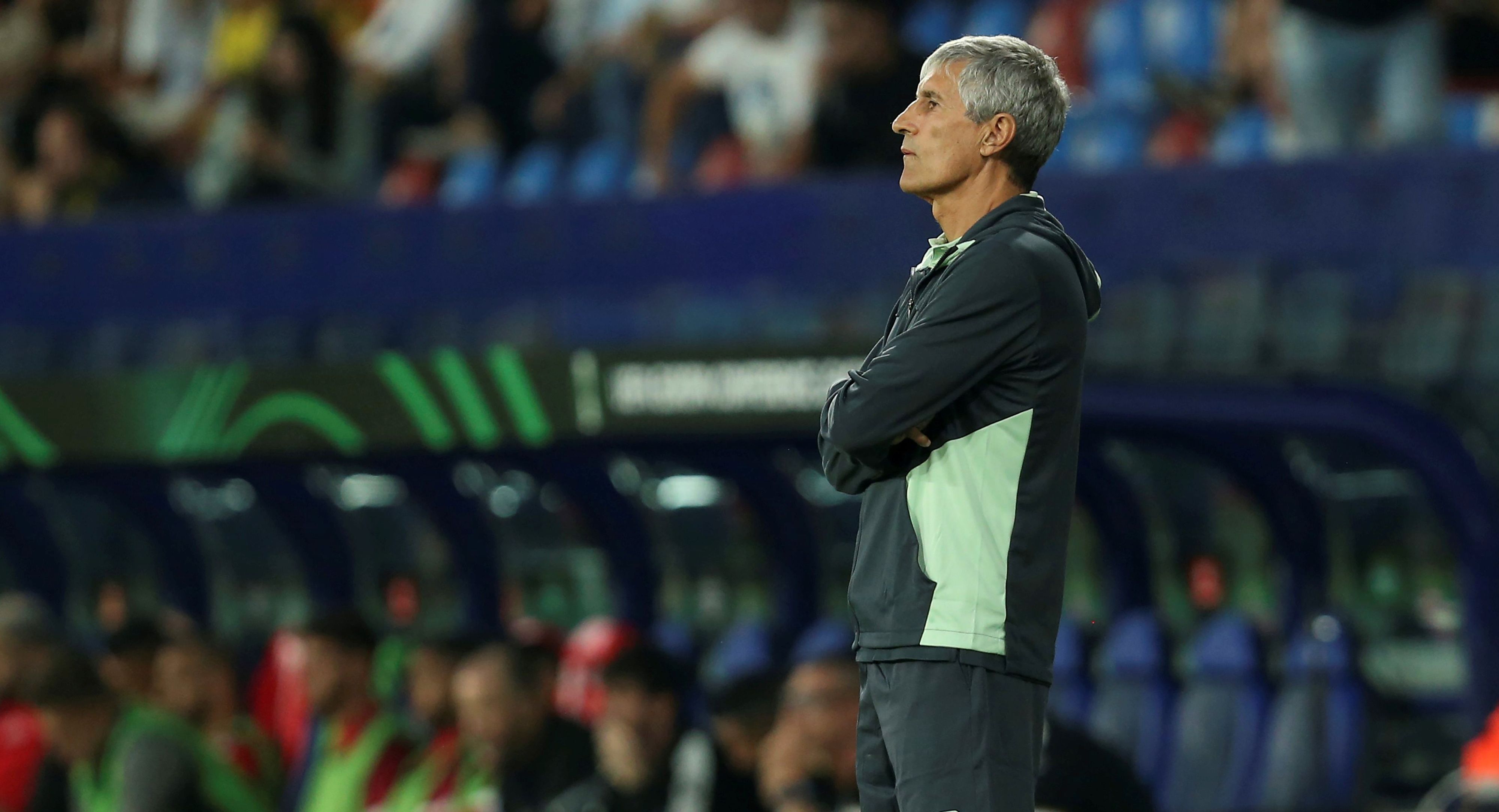 Quique Setién steht beim FC Villarreal bei einem Spiel an der Seitenlinie.