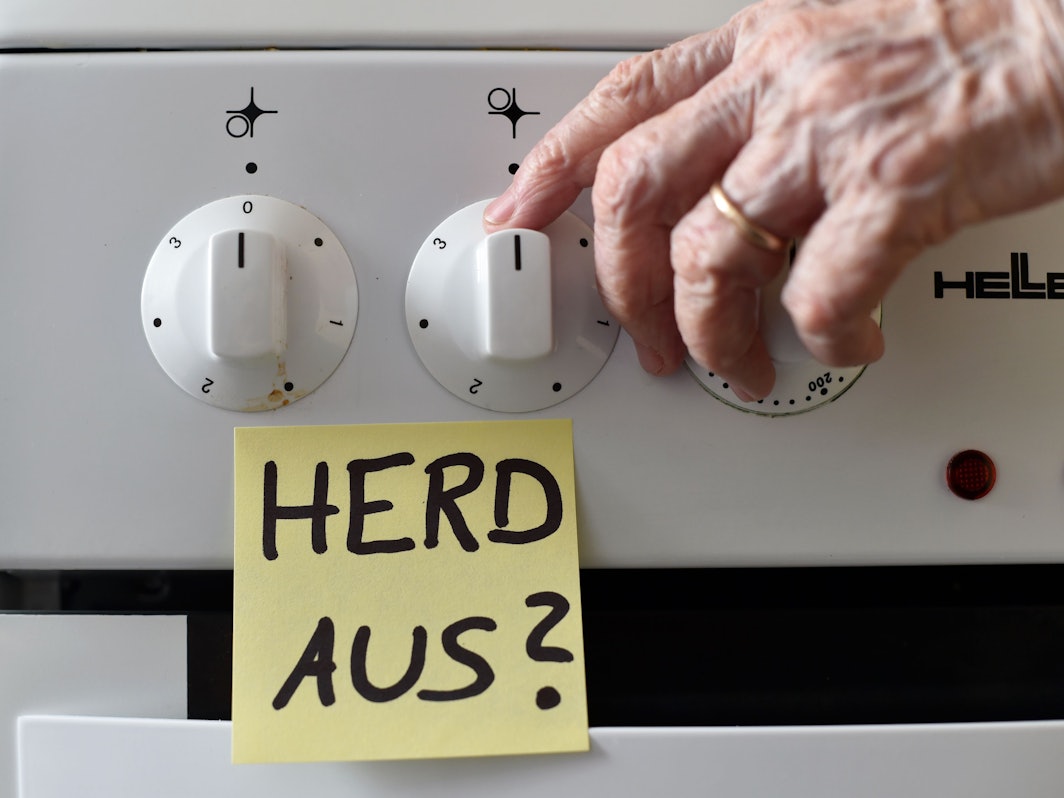 Ein Klebezettel mit dem Schriftzug «Herd aus?» klebt an einem Herd neben den Drehknöpfen, aufgenommen am 14.05.2014 in Berlin.
