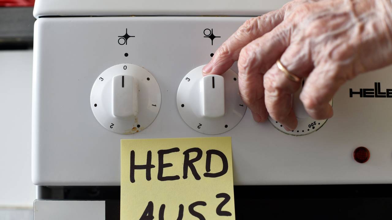 Ein Klebezettel mit dem Schriftzug «Herd aus?» klebt an einem Herd neben den Drehknöpfen, aufgenommen am 14.05.2014 in Berlin.