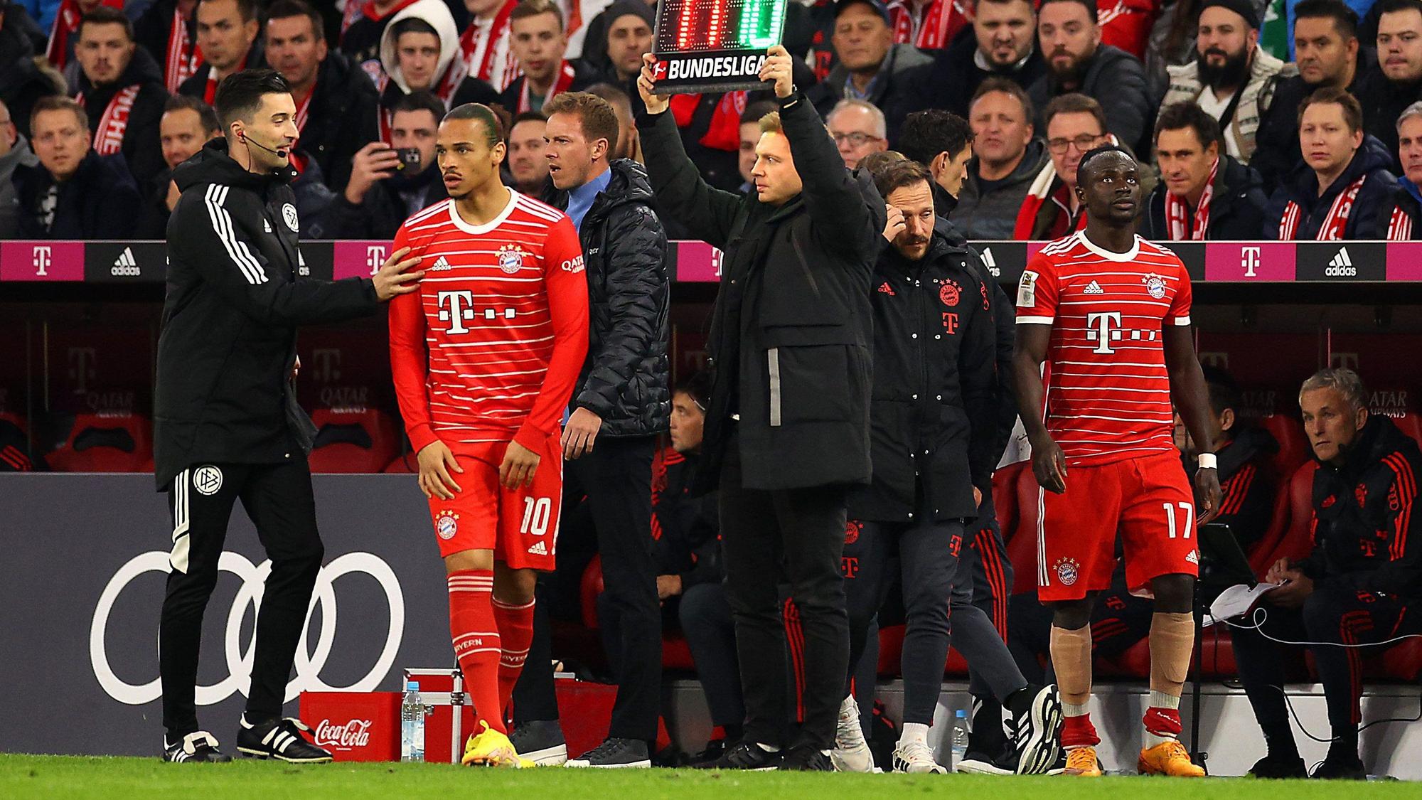 Leroy Sane wird für den verletzten Sadio Mane eingewechselt.