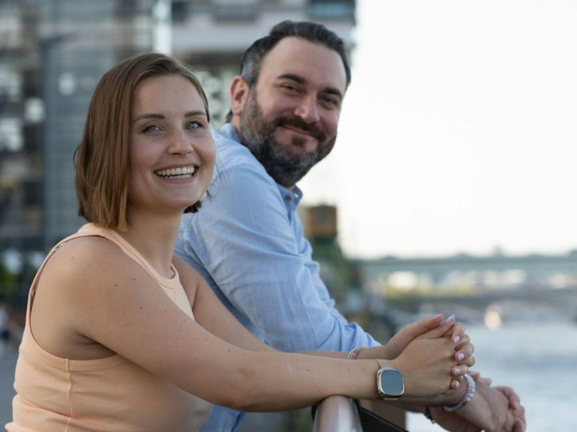 Sophia Fischer und Christoph Potje stehen am Rheinauhafen.