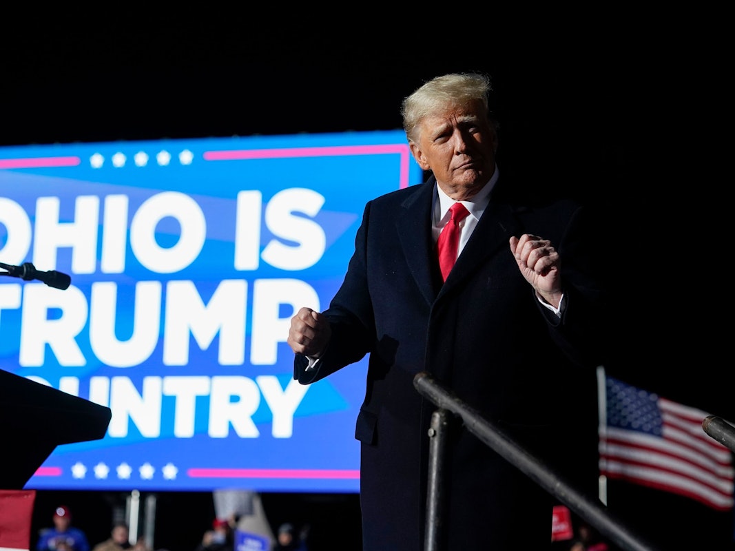 Donald Trump tanzt nach seiner Rede bei einer Wahlkampfveranstaltung zur Unterstützung der Kampagne des republikanischen Ohio-Senatskandidaten Vance am Dayton International Airport in Vandalia.