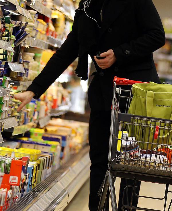 Eine Preiserhöhung ist einem Kunden bei Aldi zu viel. Unser Symbolfoto zeigt einen Kunden im Supermarkt.