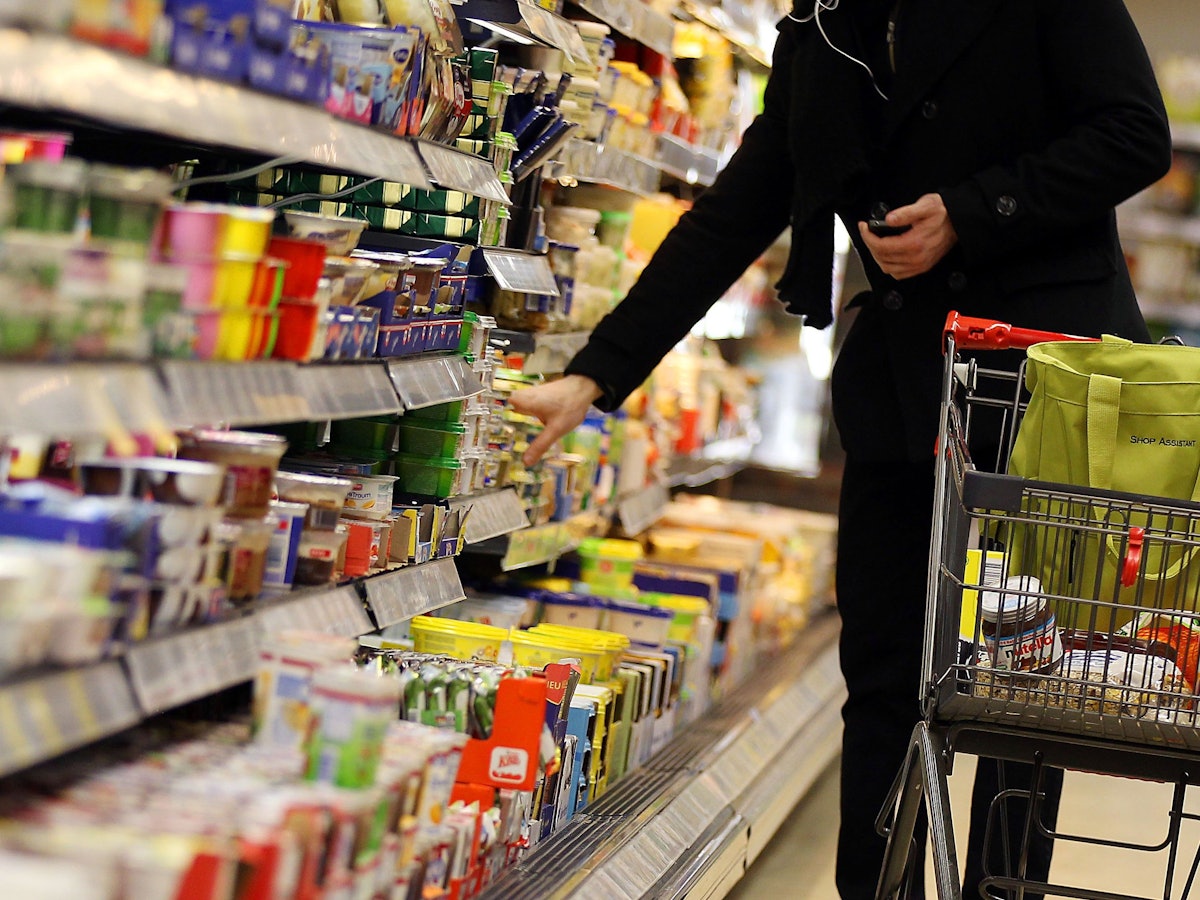 Eine Preiserhöhung ist einem Kunden bei Aldi zu viel. Unser Symbolfoto zeigt einen Kunden im Supermarkt.