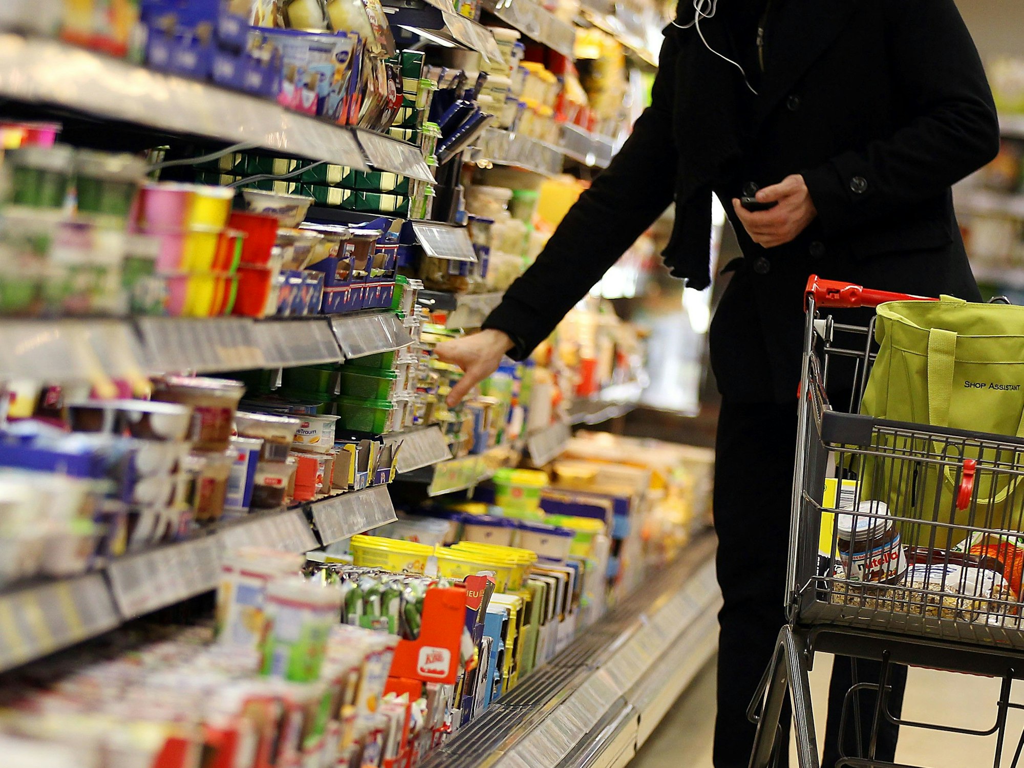 Eine Preiserhöhung ist einem Kunden bei Aldi zu viel. Unser Symbolfoto zeigt einen Kunden im Supermarkt.